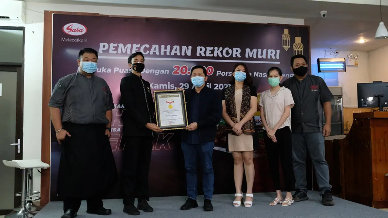 Pemecahan rekor MURI membuat 20 ribu porsi nasi goreng oleh Sasa. (Foto: Sasa)