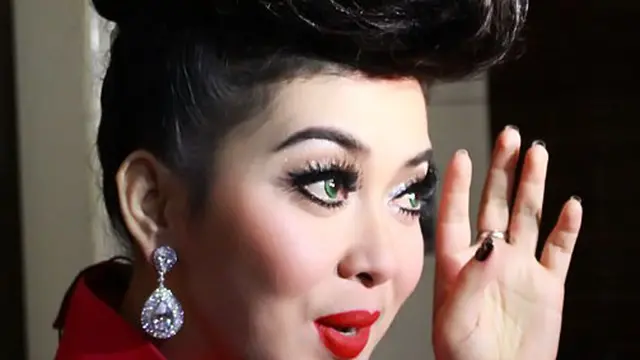 4 Gaya Rambut dan Alis Syahrini yang Bikin Heboh