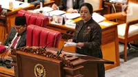 Ketua DPR RI Puan Maharani saat memberikan pidato dalam rapat paripurna DPR ke-4 masa persidangan I tahun 2022-2023 di kompleks Parlemen, Senayan, Jakarta, Selasa (6/9/2022). Rapat paripurna tersebut beragendakan pengambilan keputusan atas RUU tentang Pertanggungjawaban atas Pelaksanaan APBN TA 2021. (Liputan6.com/Angga Yuniar)