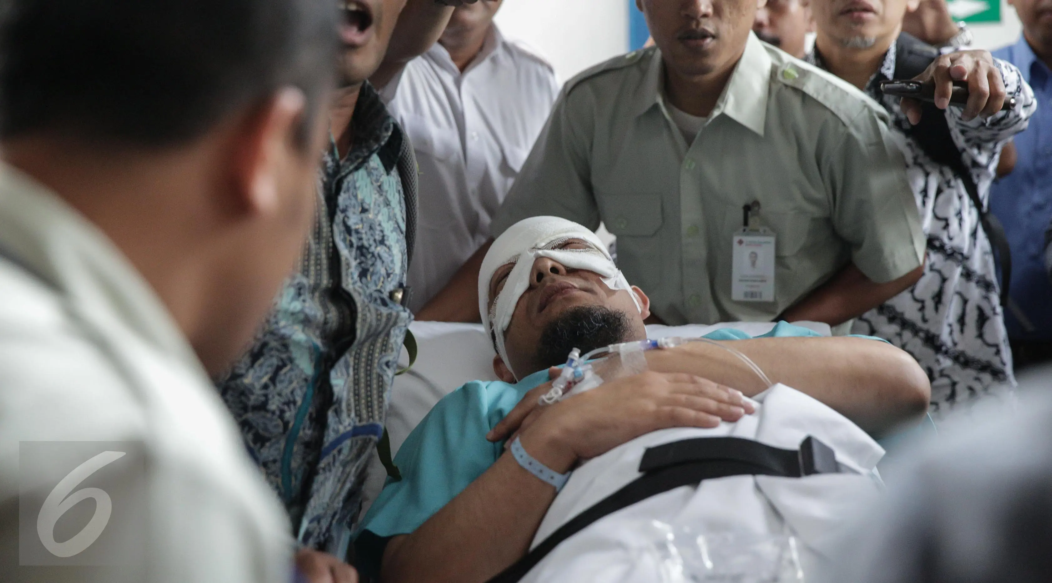 Penyidik KPK, Novel Baswedan tiba di RS Jakarta Eye Center (JEC), Menteng, Jakarta, Selasa (11/4). (Liputan6.com/Faizal Fanani)