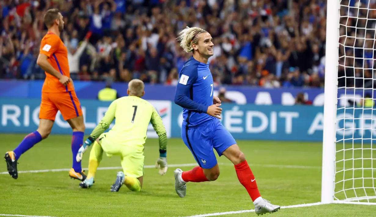 Antoine Griezmann membuka keunggulan bagi Prancis pada menit ke-14 saat mengecoh kiper Belanda pada kualifikasi Piala Dunia 2018 Grup A di Stade de France stadium, Saint-Denis, (31/8/2017). Prancis menang 4-0. (AP Photo/Francois Mori)