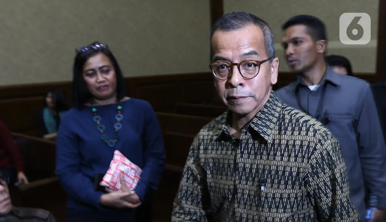 Mantan Dirut PT Garuda Indonesia Emirsyah Satar bersiap menjalani sidang di Pengadilan Tipikor, Jakarta, Senin (30/12/2019). Emirsyah menjalani sidang kasus dugaan suap pengadaan pesawat dan mesin pesawat dari Airbus S.A.S dan Rolls-Royce P.L.C pada Garuda Indonesia. (Liputan6.com/Herman Zakharia)
