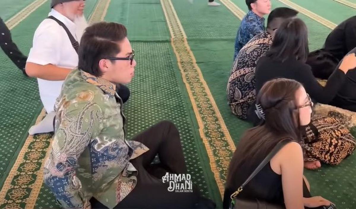 El Rumi dan adik perempuannya ini terpaut usia cukup jauh, yaitu 12 tahun.