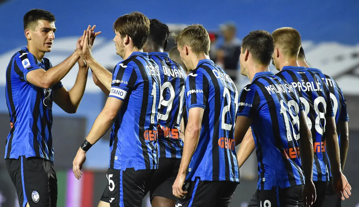 Para pemain Atalanta merayakan gol yang dicetak oleh Marten de Roon ke gawang Brescia pada laga Serie A di Stadion Gewiss, Selasa (14/7/2020). Atalanta menang 6-2 atas Brescia. (Gianluca Checchi/LaPresse via AP)