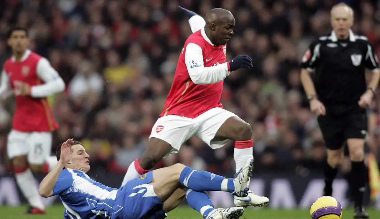 Lassana Diarra. Eks gelandang bertahan Prancis berusia 37 tahun yang telah pensiun pada Februari 2019 bersama PSG ini tercatat pernah membela Chelsea selama dua musim pada 2005/2006 dan 2006/2007. Ia hanya tampil dalam 13 laga di Liga Inggris dalam dua musim tersebut akibat kalah bersaing dengan pemain lainnya. Pada awal musim 2007/2008 ia hijrah ke Arsenal dan hanya bertahan selama setengah musim dengan hanya bermain 7 laga bareng The Gunners di Liga Inggris. (AFP/Glyn Kirk)