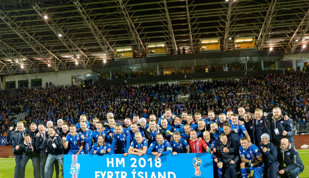 Para pemain Islandia merayakan keberhasilan lolos untuk pertama kali nya ke Piala Dunia setelah mengalahkan Kosovo di Stadion Laugardalsvöllur, Senin (9/10/2017). Islandia menang 2-0 atas Kosovo. (AP/Haraldur Gudjonsson)