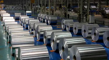 Gulungan aluminium terlihat di sebuah pabrik di Zouping di provinsi Shandong bagian timur China (23/11/2019). Pabrik ini memproduksi lembaran aluminium, paduan aluminium, komposit perpindahan panas aluminium, dan foil aluminium. (AFP Photo/STR)