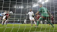 Pemain AS Roma, Danielle de Rossi, mencetak gol kedua ke gawang Bayer Leverkusen di laga Grup E Liga Champions, Rabu (21/10/2015) dini hari WIB. (Reuters/Wolfgang Rattay) 