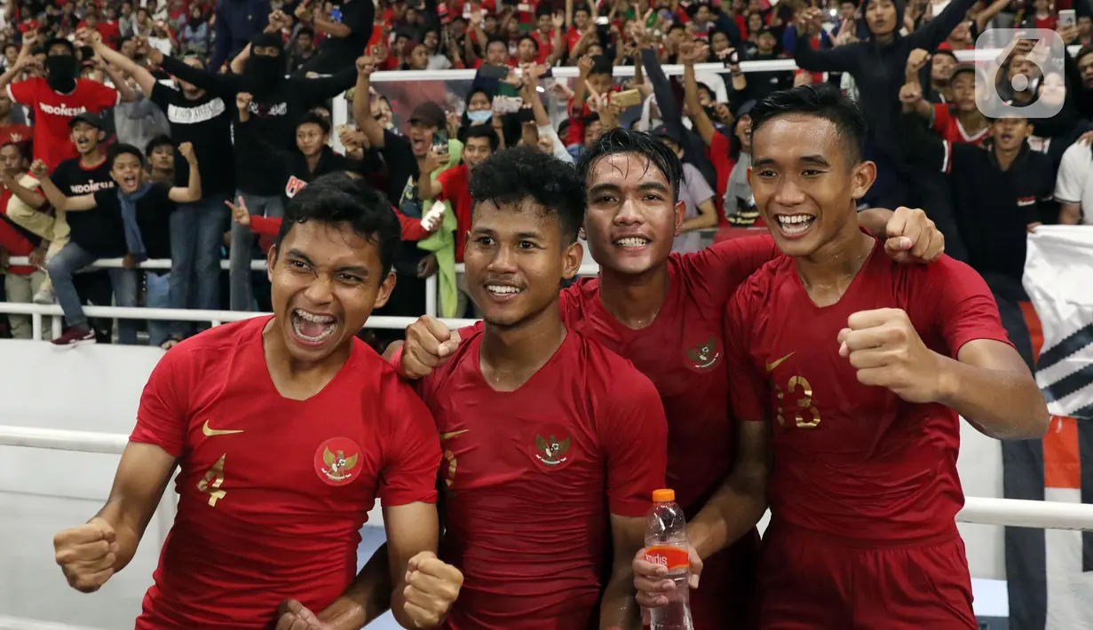 Pemain Timnas Indonesia U-19 merayakan hasil imbang melawan Korea Utara pada laga kualifikasi Grup K Piala AFC U-19 2020 di Stadion Utama Gelora Bung Karno, Jakarta, Minggu (10/11/2019). Indonesia lolos ke putaran Piala AFC U-19 2020 di Uzbekistan. (Liputan6.com/Helmi Fithriansyah)