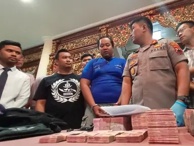 Tersangka dihadirkan saat rilis kasus pembobolan ATM di Polrestabes Semarang, Jawa Tengah, Kamis (9/1/2020). Dalam kasus ini polisi menetapkan satu pegawai dari unit outsourcing teknisi ATM sebagai tersangka. (Liputan6.com/Gholib)