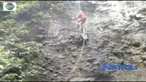 Butuh waktu dua jam untuk membawa para korban yang tewas di dasar jurang ke permukaan.