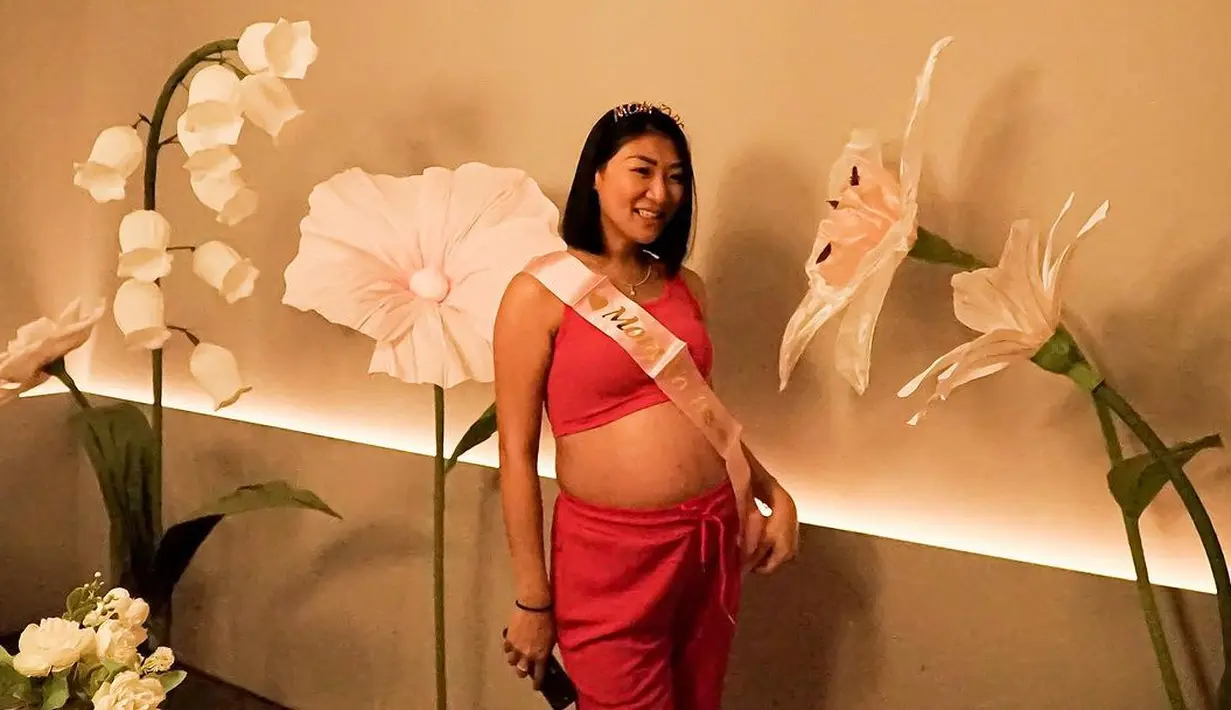 Sedangkan calon ibu mnegenakan pakaian merah muda dengan selempang melingkar di tubuhnya bertuliskan 'Mom To Be'.  [Instagram/ramadhaniabakrie]