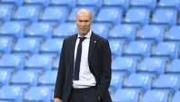 Pelatih Real Madird, Zinedine Zidane menyaksikan pemainnya bertanding melawan Manchester City pada leg kedua babak 16 besar Liga Champions di Etihad Stadium, Inggris (7/8/2020). City menang tipis 2-1 dan melaju ke perempat final unggul agregat 4-2 atas Madrid. (Peter Powell/Pool Photo via AP)