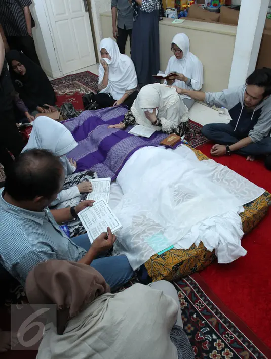 Jenazah musisi senior Deddy Dores disemayamkan di rumah duka Jl. Kasuari 11 no.18, Bintaro Jaya sektor 9, Tangerang, Selasa (17/5). Deddy Dores dikabarkan meninggal akibat penyakit jantung di Rumah Sakit Internasional Bintaro. (Liputan6.com/Andi Jatmiko)