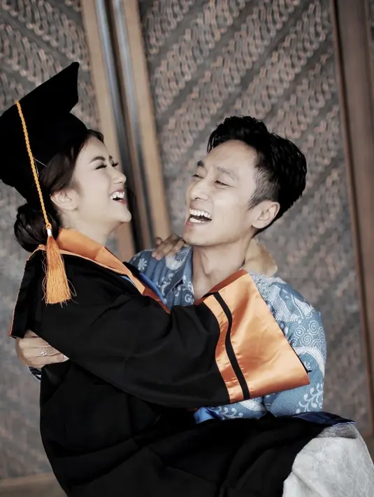 Meski sudah 4 tahun menikah dan dikaruniai buah hati, pasangan yang terpaut usia 12 tahun ini tetap romantis bak pasangan ABG. Menikah di usia 21 tahun, Ina Marika terlihat seperti gandeng kekasih di momen wisuda. Sama seperti wisudawan lainnya yang menantikan mengenakann jubah dan topi wisuda, bintang web series Cupcake untuk Rain ini juga demikian. (Liputan6.com/IG/@rezcasyam)