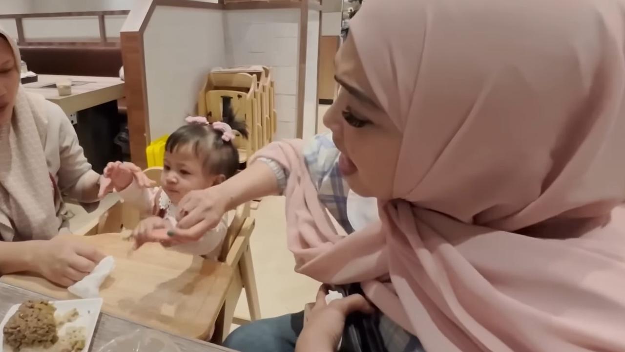Aksi Tutup Mulut Baby Lily Disuapi Rieta Amilia, 'Bank Pusat' Sebut Sang Cucu Sudah Bisa Ngambek