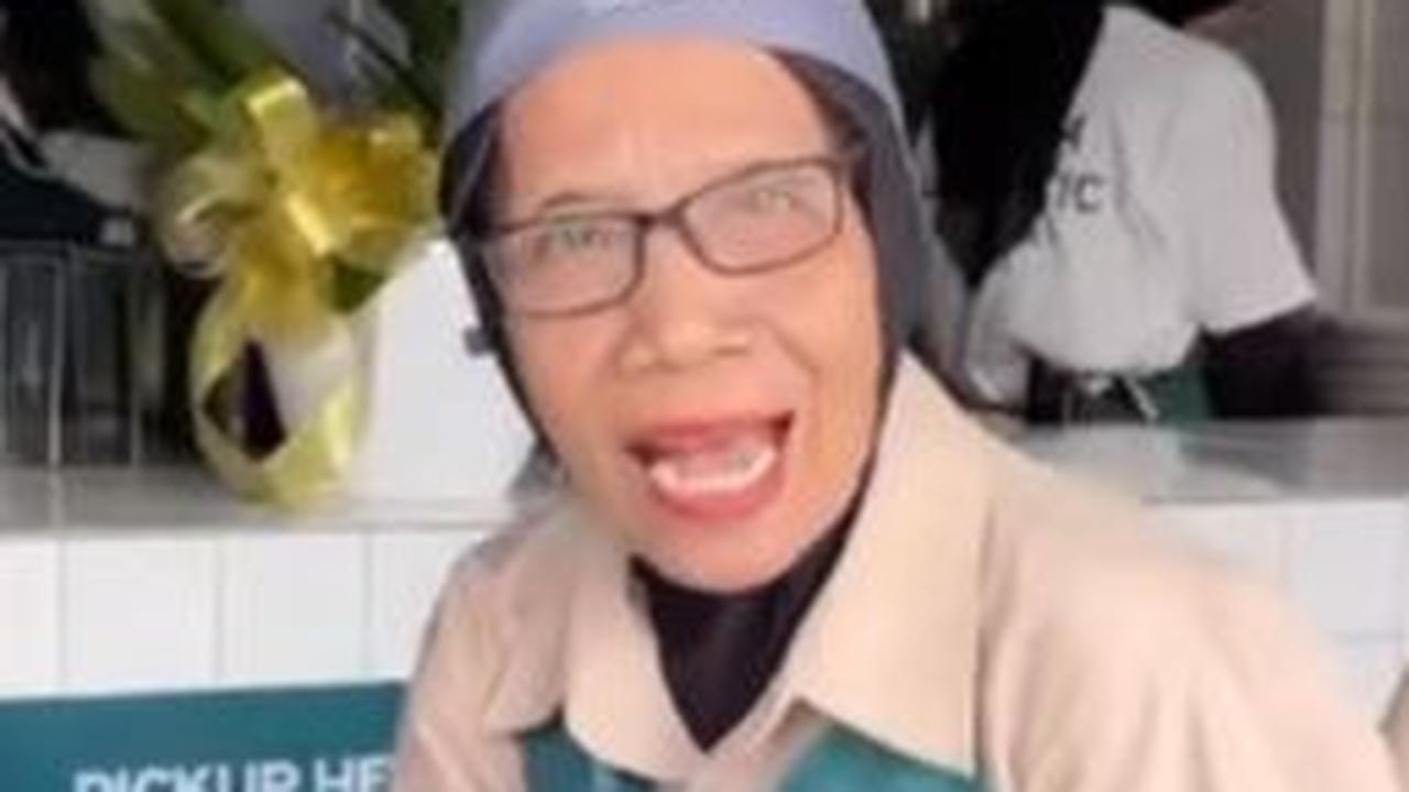 Ramai Dipuji, Kafe Terbaru nan Unik di Jakarta ini Pekerjakan Para Lansia untuk Layani Pengunjung