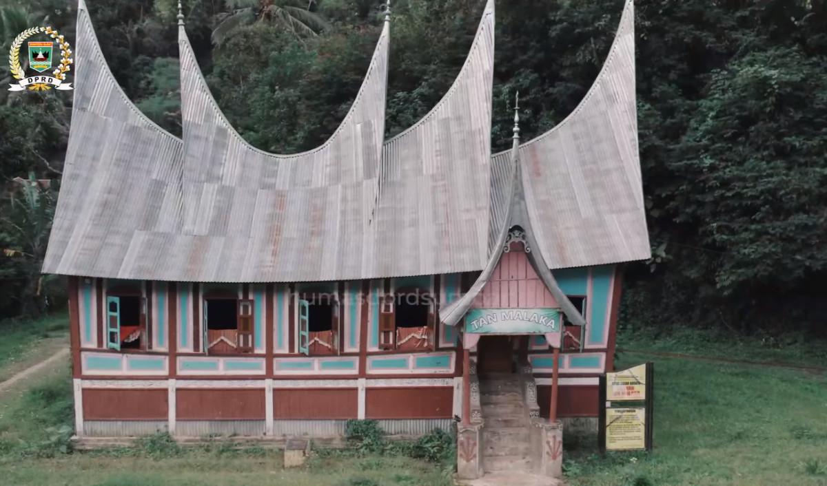 <b>Berbentuk Rumah Gadang</b>