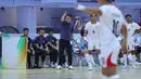 Pelatih Timnas Futsal Indonesia, Hector Souto memberikan instruksi saat timnya berhadapan dengan Malaysia di Piala AFF Futsal 2026 yang bertempat di Nonthaburi Sports Complex Gymnasium, Thailand, Selasa (7/4/2026). (Dok. FFI)