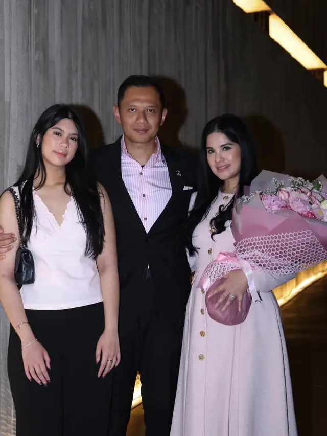 Almira saat Makan Malam Anniversary Pernikahan Orangtuanya, Annisa Pohan dan AHY ke-20. [@annisayudhoyono]