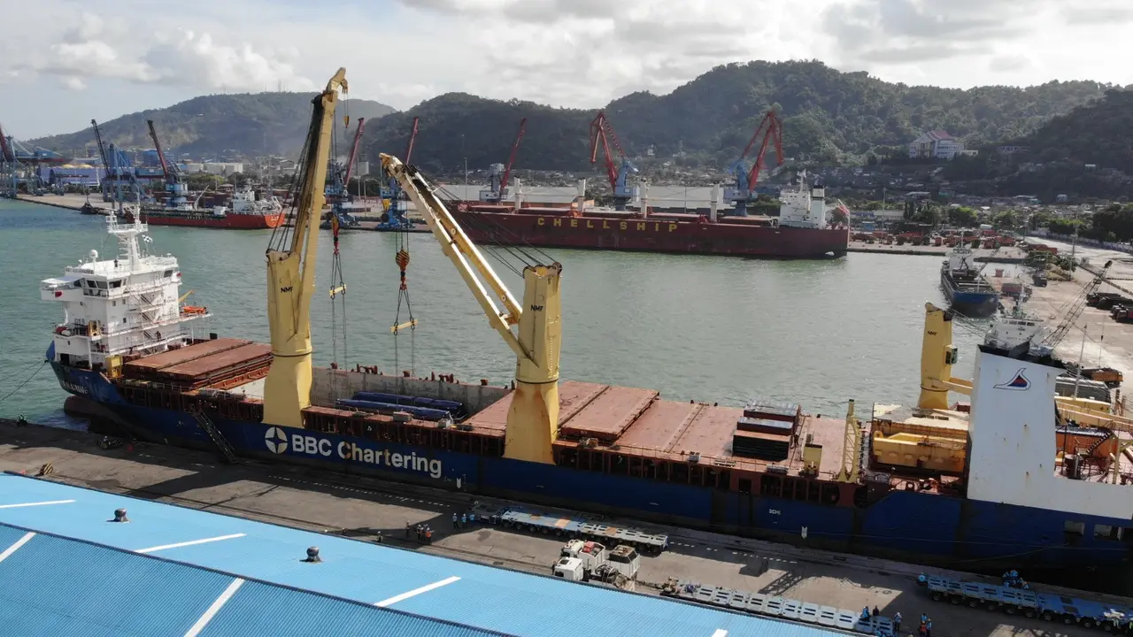 PT Pelabuhan Tanjung Priok (PTP Nonpetikemas) Cabang Panjang di Bandar Lampung, Lampung kembali melaksanakan kegiatan bongkar lokomotif impor dari Amerika Serikat. (Foto: Istimewa)