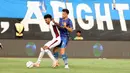 <p>Pemain PSM Makassar, Aloisio Soares Neto berebut bola dengan pemain Persib Bandung, Mateo Kocijan pada laga pembuka&nbsp;Piala Presiden 2024 di Stadion Si Jalak Harupat, Bandung, Jumat (19/07/2024). (Bola.com/Abdul Aziz)</p>