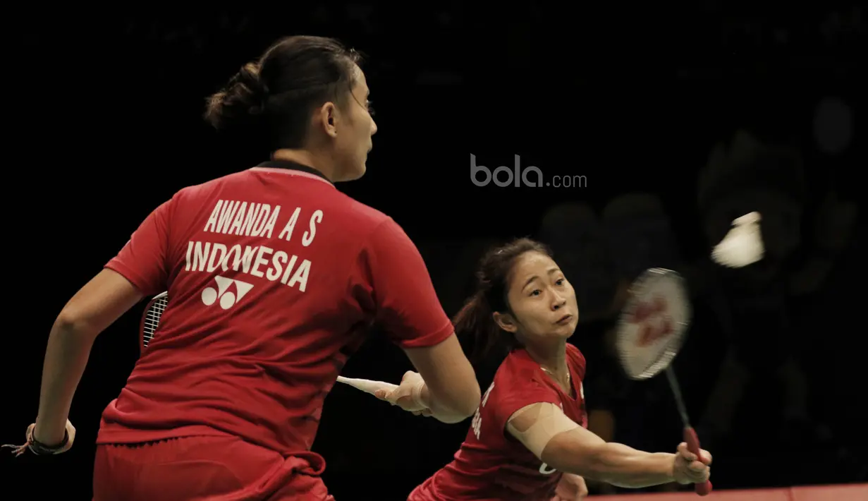 Pasangan Indonesia Anggia Shitta Awanda/Ni Ketut Mahadewi Istirani, berusaha mengembalikan kok. Mereka gagal mengikuti jejak Tontowi Ahmad/Liliyana Natsir ke partai final Indonesia Open Super Series Premier 2017. (Bola.com/M Iqbal Ichsan)
