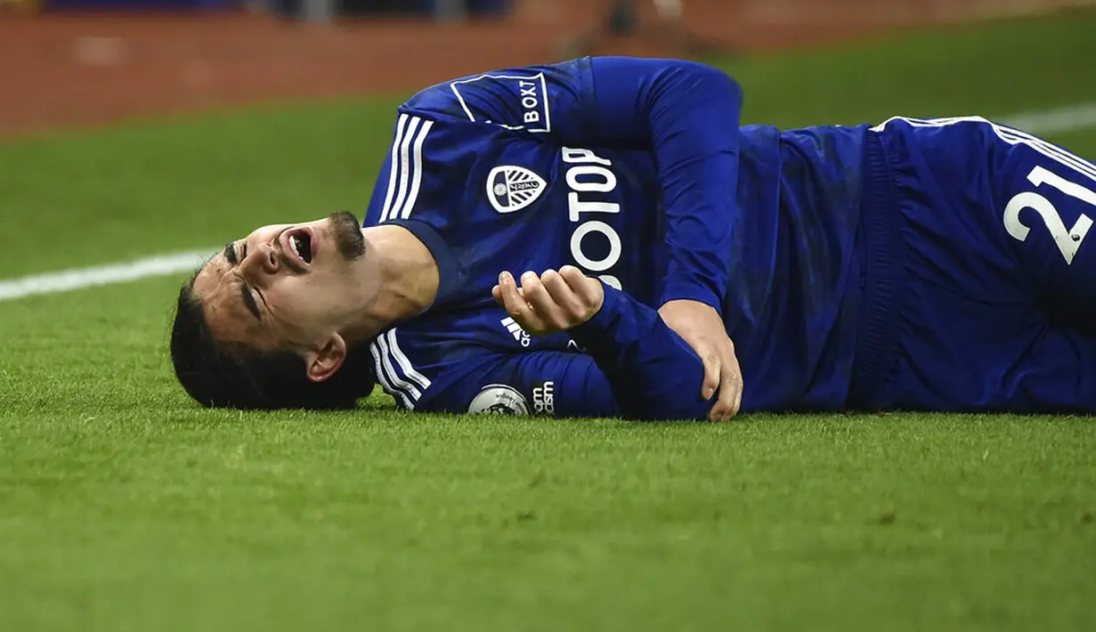 Pemain Leeds United Pascal Struijk terbaring kesakitan saat melawan Aston Villa pada pertandingan sepak bola Liga Inggris di Villa Park, Birmingham, Inggris, 9 Februari 2022. Pertandingan berakhir dengan skor 3-3. (AP Photo/Rui Vieira)