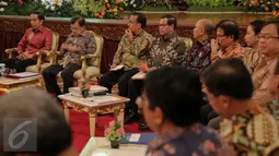 Jokowi (kiri) dan Jusuf Kalla (kedua kiri) saat menghadiri raker dengan Gubernur dan Bupati/Walikota di Istana Negara, Jakarta, Rabu (21/10/2015). Raker membahas Pilkada Langsung 2015, serapan anggaran di daerah dan dana desa. (Liputan6.com/Faizal Fanani)