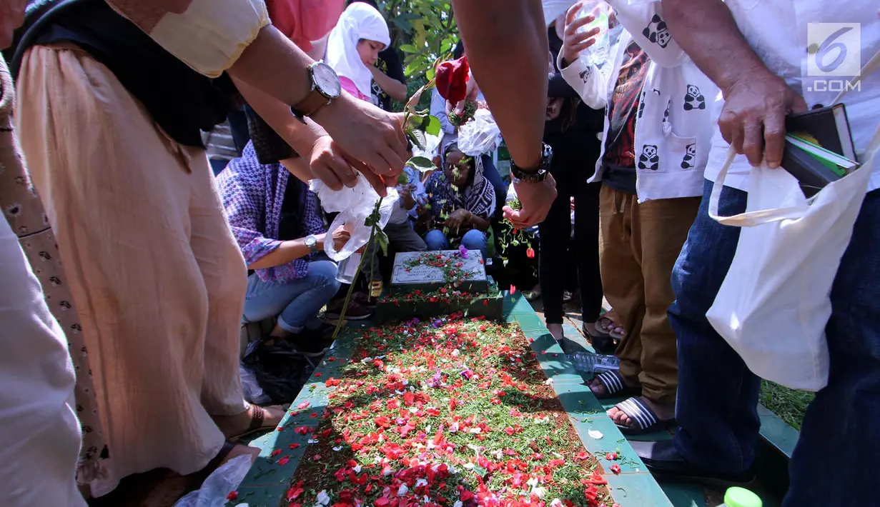 Warga menabur bunga saat melakukan ziarah kubur di TPU Karet Bivak, Jakarta Pusat, Kamis (10/5). Tradisi ziarah kubur rutin digelar umat muslim setiap menjelang Ramadan untuk mendoakan kerabat yang sudah meninggal. (Merdeka.com/Arie Basuki)