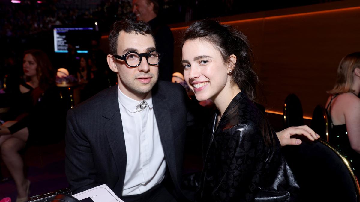 Pihak Margaret Qualley Bantah Isu Selingkuh, Sebut Masih Saling Cinta dengan Jack Antonoff