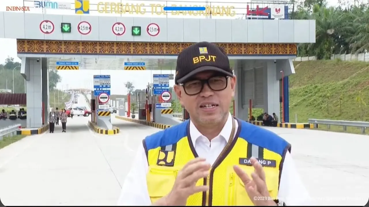 Kepala Badan Pengatur Jalan Tol (BPJT) Danang Parkesit dalam peresmian jalan tol ruas Pekanbaru-Padang seksi Pekanbaru-Bangkinan, di Kabupaten Kampar, Provinsi Riau.