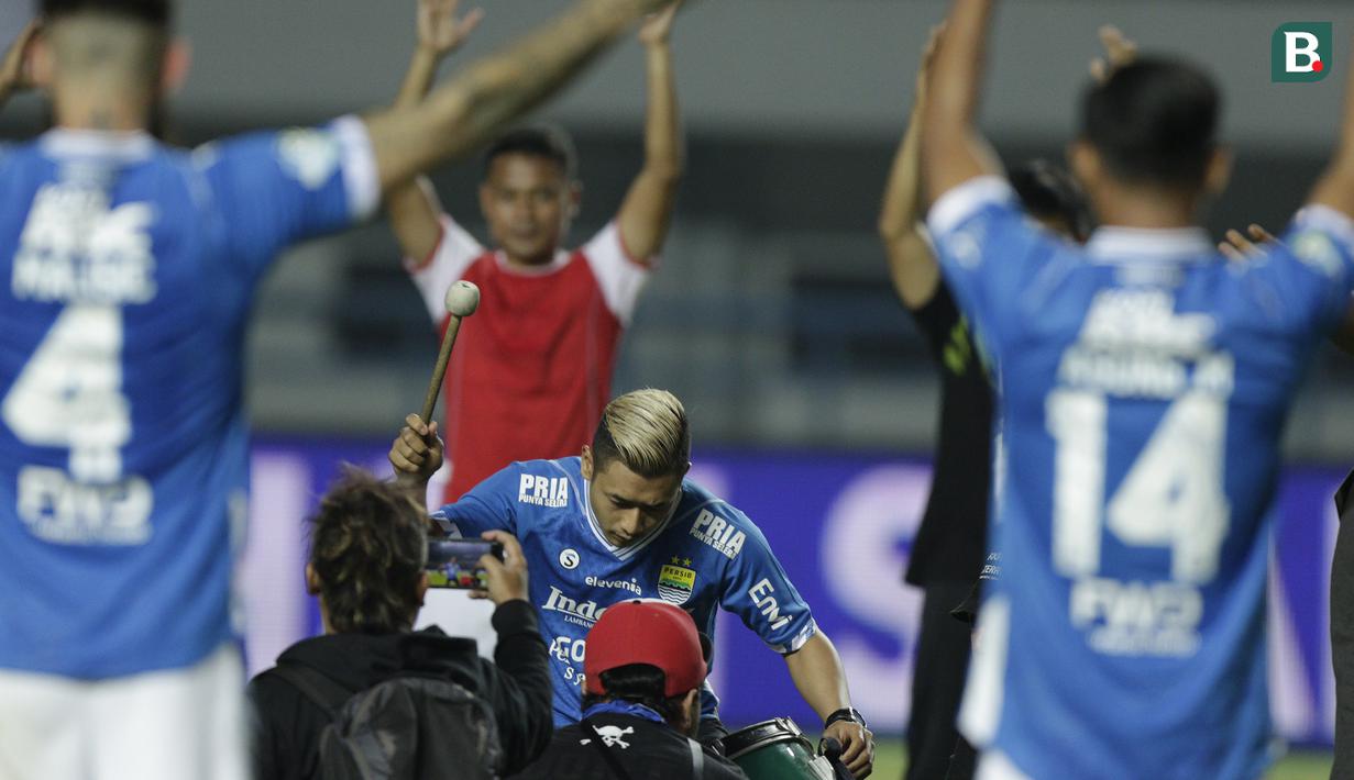 Pesilat peraih emas Asian Games, Hanifan Yudani Kusumah, memimpin viking clap usai Persib Bandung mengalahkan Arema FC pada laga Liga 1 di Stadion GBLA, Jawa Barat, Kamis (13/9/2018). Persib menang 2-0 atas Arema FC. (Bola.com/M Iqbal Ichsan)