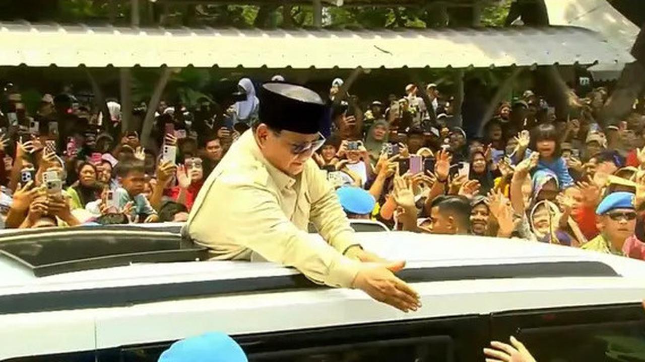 Prabowo Salami Warga dan Pelukan Cium Anak-anak dari Atas Maung Usai HUT TNI