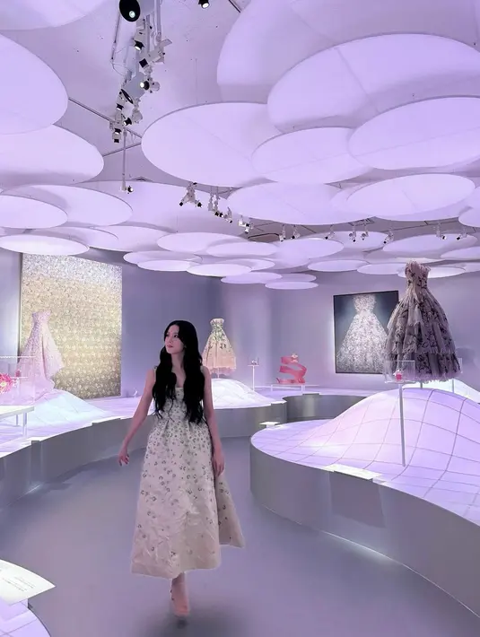 Gaun tersebut merupakan Les Jardins de la Couture dengan embroidery bunga dan aksen timbul pada rok [@sooyaaa__]