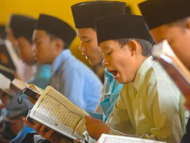 Santri membaca Al Quran saat tadarus massal awal Ramadhan 1445 H di Pondok Pesantren Modern Daarut Tarqiyah Primago, Depok, Jawa Barat, Rabu(13/3/2024). (merdeka.com/Arie Basuki)