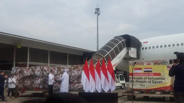 Presiden Jokowi melepas bantuan kemanusiaan untuk dikirimkan ke Gaza dan Sudan di Pangkalan TNI AU Halim Perdanakusuma, Rabu (3/4/2024).