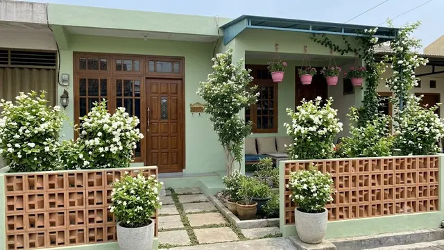 Inspirasi Teras Rumah Mungil dengan Pohon Melati Jasmine