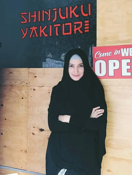 Ini merupakan puasa kedua tanpa didampingi oleh ayahnya. Muhammad sudah paham sedangkan yang kecil masih sering menanyakann kapan ayahnya pulang. (Instagram/inekekoes)