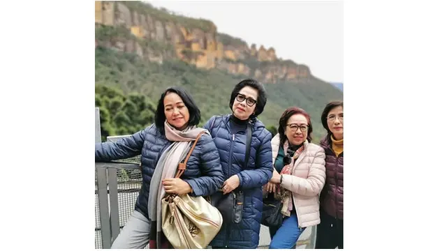 Emmy Syarif kerap menghabiskan waktu bersama dengan teman-temannya.