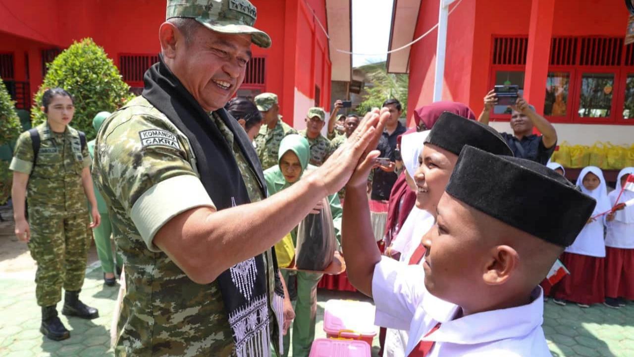FOTO: Kasad Resmikan Jembatan Gantung Garuda di Aceh