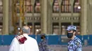 Petugas keamanan Saudi berjaga-jaga saat orang Saudi dan ekspatriat melakukan sholat "Al Fajr" di Masjidil Haram di kota suci Mekkah (18/10/2020). Saudi juga memperbolehkan umrah untuk menampung 15.000 jamaah karena melonggarkan pembatasan virus corona. (AFP/STR)