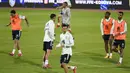 Para pemain Spanyol melakukan pemanasan selama sesi latihan di stadion Fadil Vokrri di Pristina (7/9/2021). Spanyol saat ini berada di puncak Grup B dengan poin 10 dari lima pertandingan. (AFP/Armend Nimani)