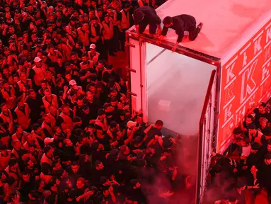 Para pelayat mengikuti prosesi pemakaman mendiang pemimpin tertinggi Iran Ayatollah Ali Khamenei di Makam Imam Hussein di Karbala Iraq, Kamis,  9 Juli 2026. (AFP/ Ahmad Al-Rubaye)