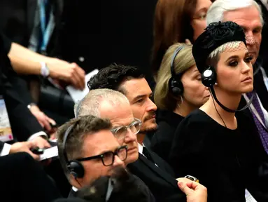 Penyanyi Katy Perry (kanan) bersama Orlando Bloom (tengah) menghadiri audiensi oleh Paus Francis untuk peserta dalam konferensi medis "Bersatu untuk Menyembuhkan" tentang obat untuk kanker di aula Paul VI, Vatikan, (28/4). (AP Photo/Alessandra Tarantino)