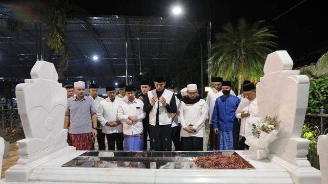 Berziarah di Makam Sunan Ampel, AHY Disambut Ribuan Warga (Istimewa)