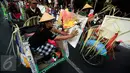 Seorang peserta karnaval melukis diatas becak saat mengikuti karnaval budaya keris summit 2015 di Jl Malioboro, Yogyakarta,  Rabu (28/10/2015). Keris Summit 2015 akan berlangsung di beteng vredeburg Yogyakarta. (Boy T Harjanto)