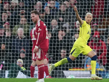 Pemain Tottenham Hotspur, Richarlison, melakukan selebrasi setelah mencetak gol ke gawang Liverpool pada laga pekan ke-30 Premier League di Stadion Anfield, Minggu (15/03/2026). (Peter Byrne/PA via AP)