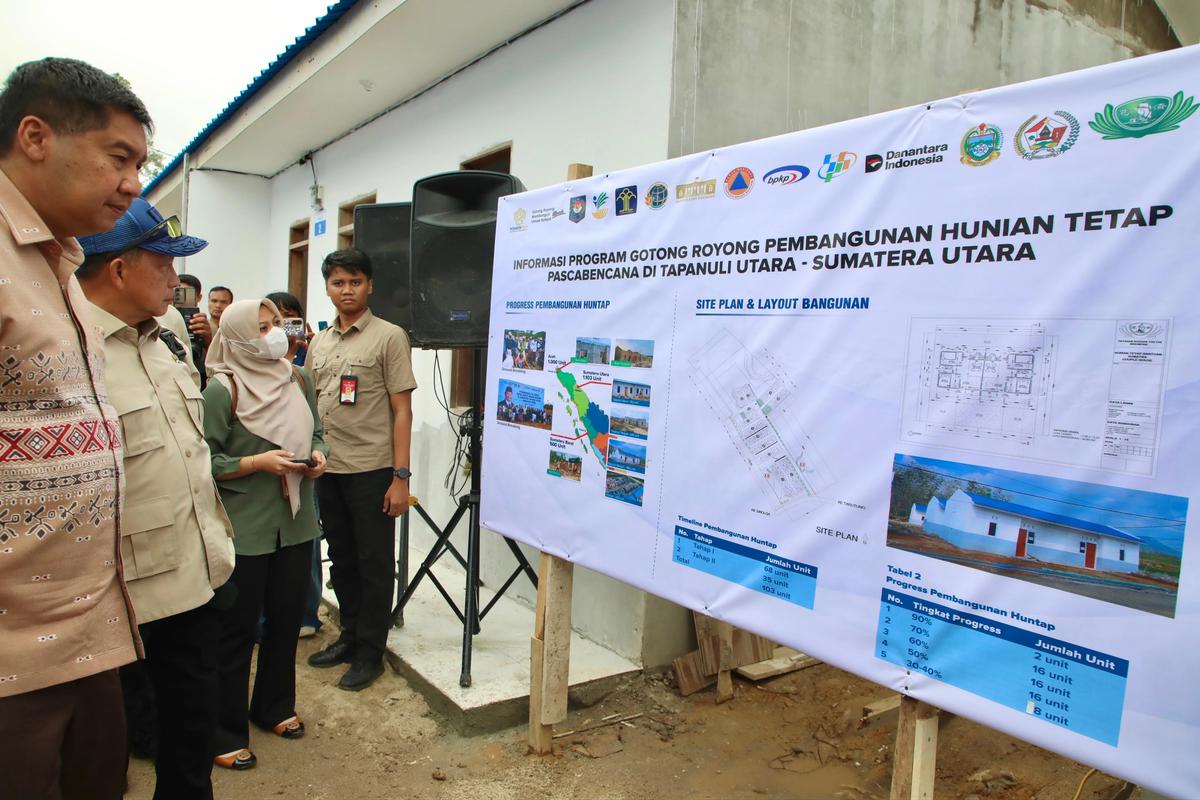 Kasatgas Percepatan Rehabilitasi dan Rekonstruksi Pascabencana Sumatera Muhammad Tito Karnavian saat meninjau lokasi pembangunan huntap di Desa Dolok Nauli, Kecamatan Adian Koting, Kabupaten Tapanuli Utara