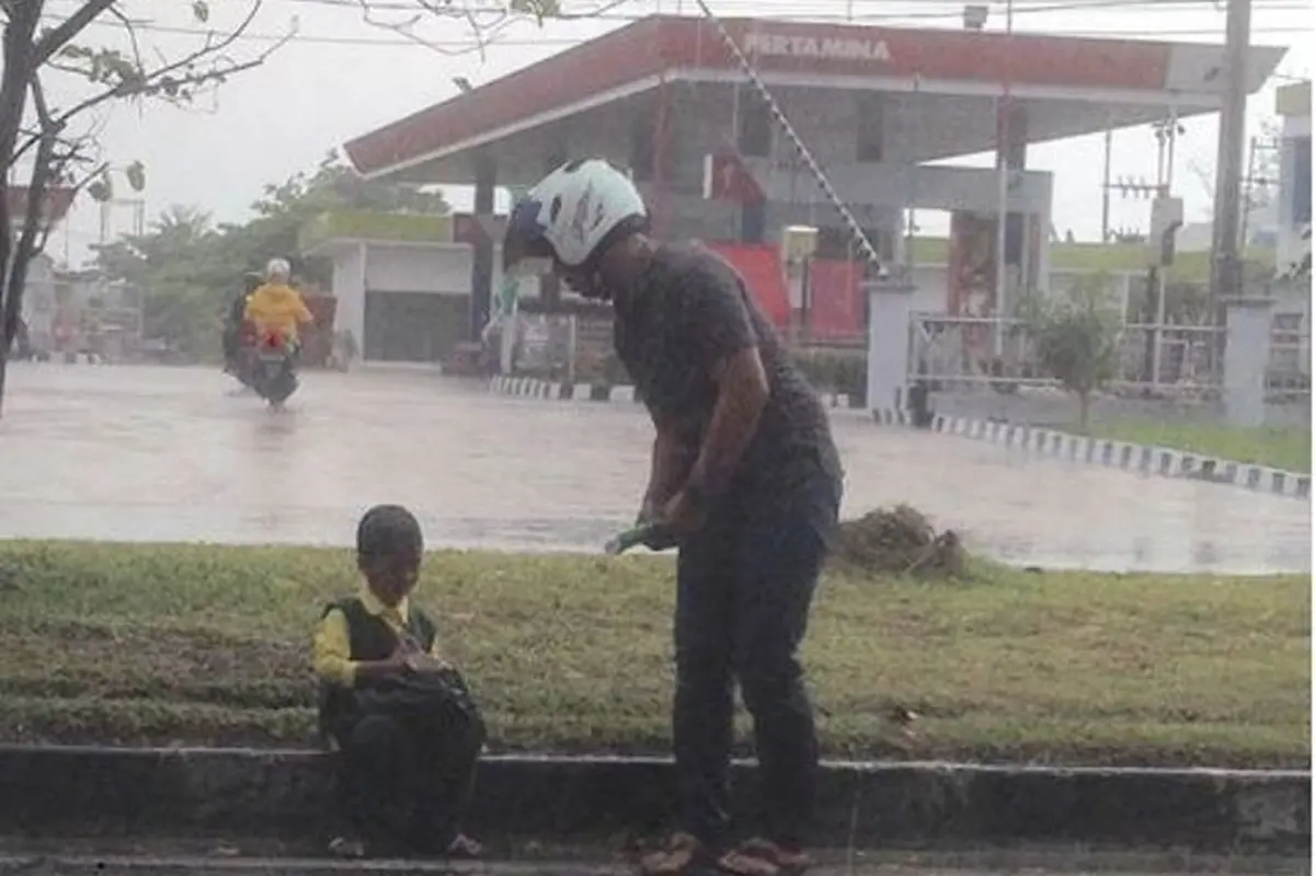 [Bintang] Jualan Tisu Sambil Hujan-hujanan, Cerita Bocah Ini Bikin Sedih